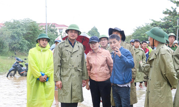 Bí thư Thành ủy Đà Nẵng kiểm tra tình hình mưa lũ tại khu vực ngập sâu