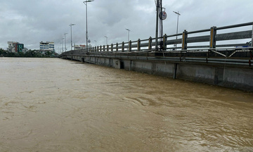 Quảng Ngãi: Nước ngập chạm dầm, cấm phương tiện lưu thông trên cầu Châu Ổ