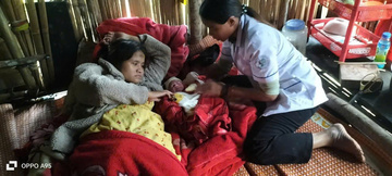 Đà Nẵng: Y sĩ vượt mưa lũ đến nhà hỗ trợ sản phụ vượt cạn