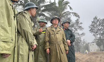 Phó Thủ tướng Trần Hồng Hà kiểm tra điểm ngập sâu, sạt lở tại Đà Nẵng