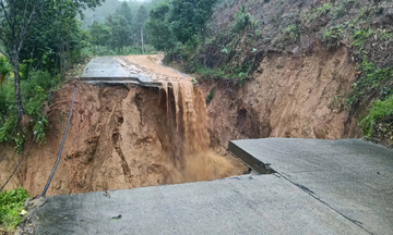 Mưa lũ Quảng Ngãi: Cấm qua cầu Trà Khúc 1, sạt lở đất cô lập nhiều xã