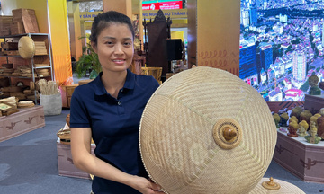 Những chiếc lồng bàn - ký ức thế hệ 7X, 8X tại Hội chợ Mùa Thu