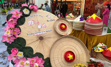 Nón lá ghép xương làng Chuông tạo dấu ấn tại Hội chợ Mùa Thu 