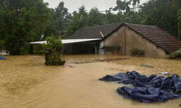 Đà Nẵng: Sạt lở vùi lấp nhà cửa, bộ đội dầm mưa giúp dân chạy lũ