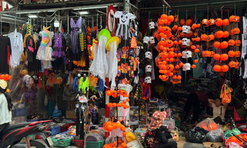 Thị trường Halloween: Hàng hóa ê hề, khách mua thưa thớt
