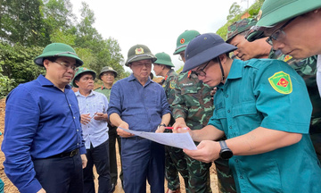 Phó Thủ tướng Trần Hồng Hà kiểm tra khắc phục hậu quả mưa lũ ở Quảng Ngãi