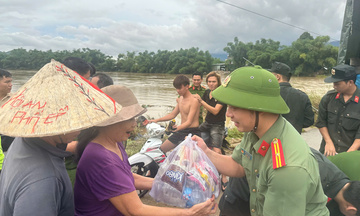 Đà Nẵng: 10.000 túi an sinh mang niềm vui đến các xã bị cô lập
