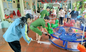 Thành phố Huế: Hàng trăm cán bộ, chiến sỹ giúp dân khắc phục mưa lũ