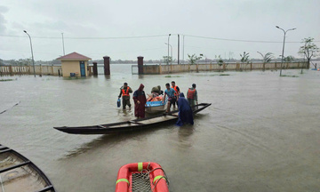 Thành phố Huế: Thuyền cứu trợ bị lật trong nước lũ