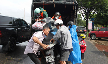 Tình người Đà Nẵng giữa dòng nước lũ