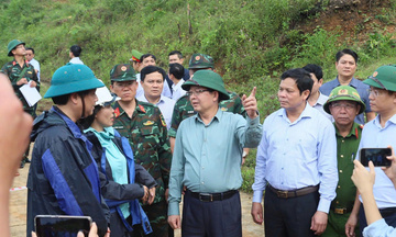Phó Thủ tướng Hồ Quốc Dũng kiểm tra vùng sạt lở Quảng Ngãi