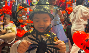 Đồ chơi Halloween hút khách với giá chỉ vài chục nghìn