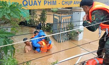 Miền Trung quay cuồng trong lũ dữ lịch sử