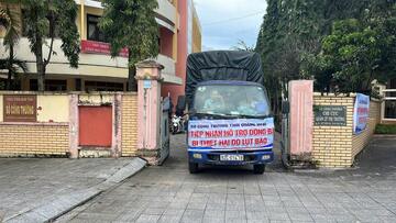 Chuyến xe cứu trợ đầu tiên đến với 1.700 người bị cô lập