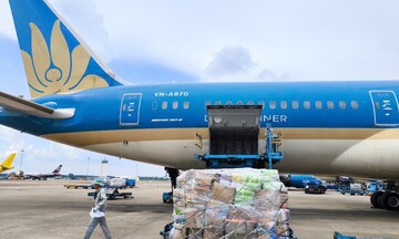 Vietnam Airlines vận chuyển miễn phí hàng hóa hỗ trợ vùng mưa lũ 