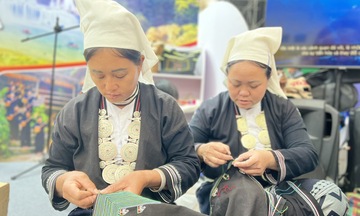 Xem phụ nữ Dao Tiền may váy áo ở Hội chợ Mùa Thu