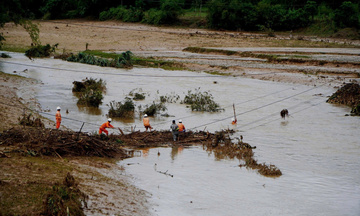 PC Quảng Ngãi: Nỗ lực cấp điện lại cho khách hàng sau mưa lũ