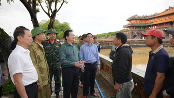 Phó Thủ tướng Chính phủ Mai Văn Chính kiểm tra khắc phục mưa lũ ở Huế