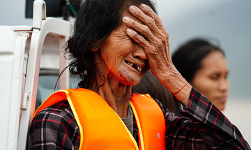 Nhà bị ngập sâu hơn 1m, bà cụ bật khóc khi được bộ đội ứng cứu