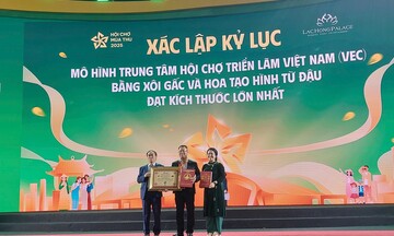Xác lập kỷ lục mô hình Trung tâm Triển lãm Việt Nam bằng xôi gấc, hoa đậu