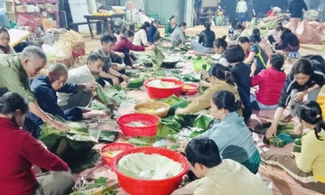 Người dân Gia Lai trắng đêm gói bánh, rim cá tiếp sức miền Trung