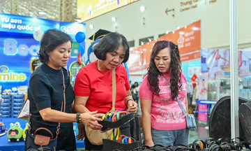 Dép cao su 'huyền thoại' từ lốp máy bay ATR 72 gây sốt Hội chợ Mùa Thu