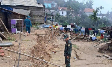 Quảng Ngãi: Xuất hiện nhiều vết nứt, di dời dân và cảnh báo nguy hiểm trên quốc lộ 24