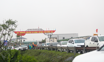 Người dân Hà Tĩnh hối hả đưa ‘xế hộp’ lên đê chạy lụt