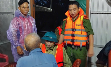 Nước lũ lên nhanh, người dân Hà Tĩnh hối hả di dời trong đêm