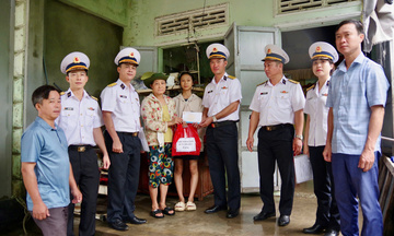 Quân chủng Hải quân hỗ trợ người dân vùng lũ tại Huế và Đà Nẵng