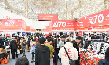 Siêu hội chợ 2025: Dòng khách 'khổng lồ' đổ về bất chấp mưa lớn
