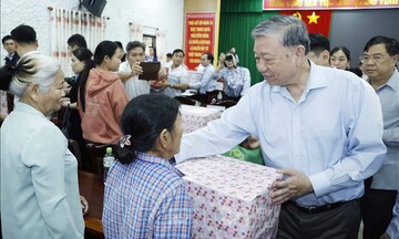 Tổng Bí thư Tô Lâm thăm hỏi, tặng quà người dân bị ảnh hưởng lũ lụt ở Huế