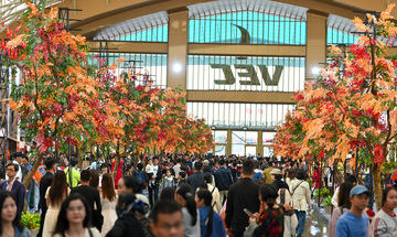 Biển người đổ về Hội chợ Mùa Thu săn hàng Việt