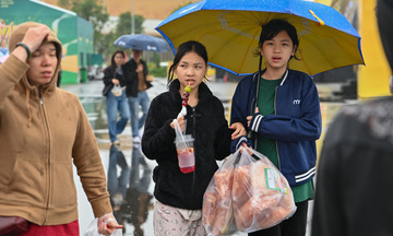 Biển người đội mưa thưởng thức đặc sản tại Hội chợ Mùa Thu