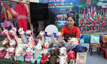 Hội chợ Mùa Thu 2025: Đưa thổ cẩm Chiềng Châu từ bản nghèo đến sân chơi lớn