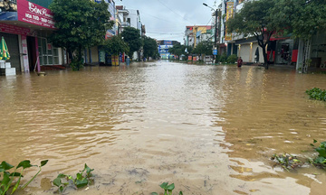 Bà con vùng 'rốn lũ' Quảng Trị chạy đua với lũ khi nước lên trong đêm