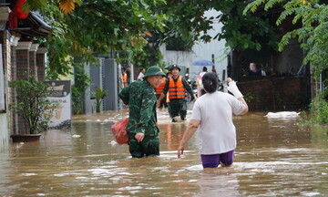 Người dân nội thành Đà Nẵng tất tả ôm đồ chạy lụt