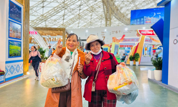 Người dân vượt hàng trăm cây số đến mua sắm tại Hội chợ Mùa Thu 2025