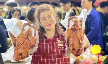 Vịt quay Lạng Sơn 'hút' khách, bán không nghỉ tay tại Hội chợ Mùa Thu
