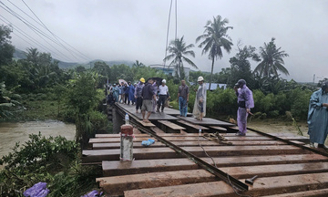 Quảng Ngãi: Nỗ lực phá thế cô lập cho vùng mưa lũ