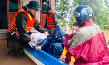 Giữa tâm lũ Hà Tĩnh: Không để ai bị bỏ lại phía sau