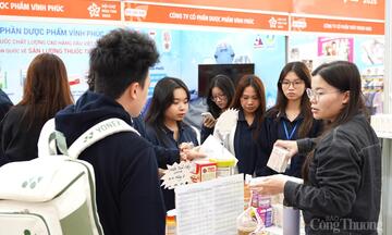 Ngày cuối Hội chợ Mùa Thu 2025 vẫn nườm nượp người mua sắm