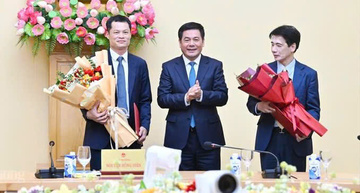 Bộ trưởng Nguyễn Hồng Diên trao các quyết định về công tác cán bộ