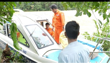 Đà Nẵng: Dùng ca nô vận chuyển hàng cứu trợ cho thôn Z’Lao bị cô lập