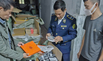 Hà Nội: Phát hiện cơ sở kinh doanh 1.610 túi xách nghi giả nhãn hiệu