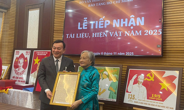 Tiếp nhận nhiều tài liệu, hiện vật quý về Chủ tịch Hồ Chí Minh