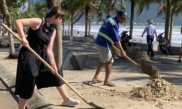 Người dân, du khách chung tay làm sạch biển Đà Nẵng sau bão số 13