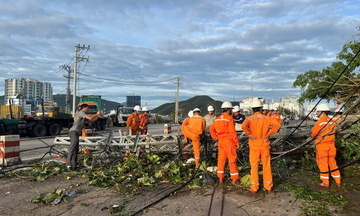 Hơn 1,6 triệu khách hàng miền Trung bị mất điện do ảnh hưởng bão số 13