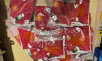 Tuyên Quang: Xử lý cơ sở kinh doanh bán áo MANCHESTER UNITED giả mạo nhãn hiệu