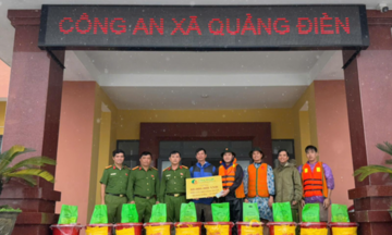 Người đi cứu trợ trở thành người được cứu nạn